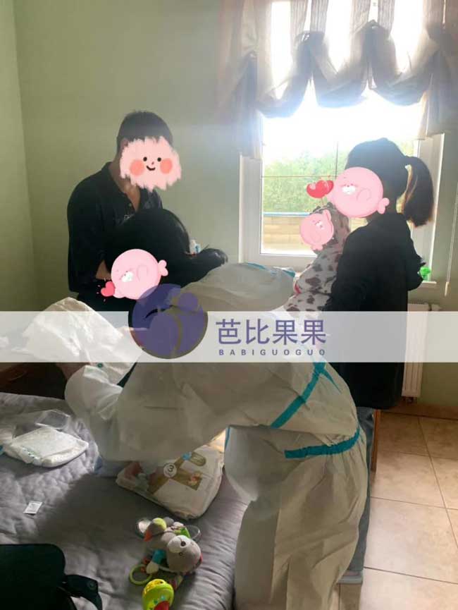 接乌克兰试管双胞胎姐妹回家